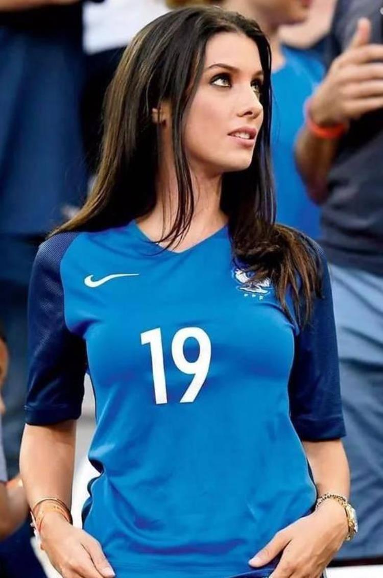 足球女孩倒追野兽萨尼亚的法国美女模特露德温