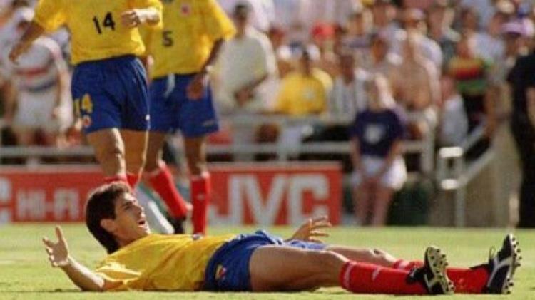 1994年世界杯他把球踢到自家球门回国就被枪杀总统出席葬礼