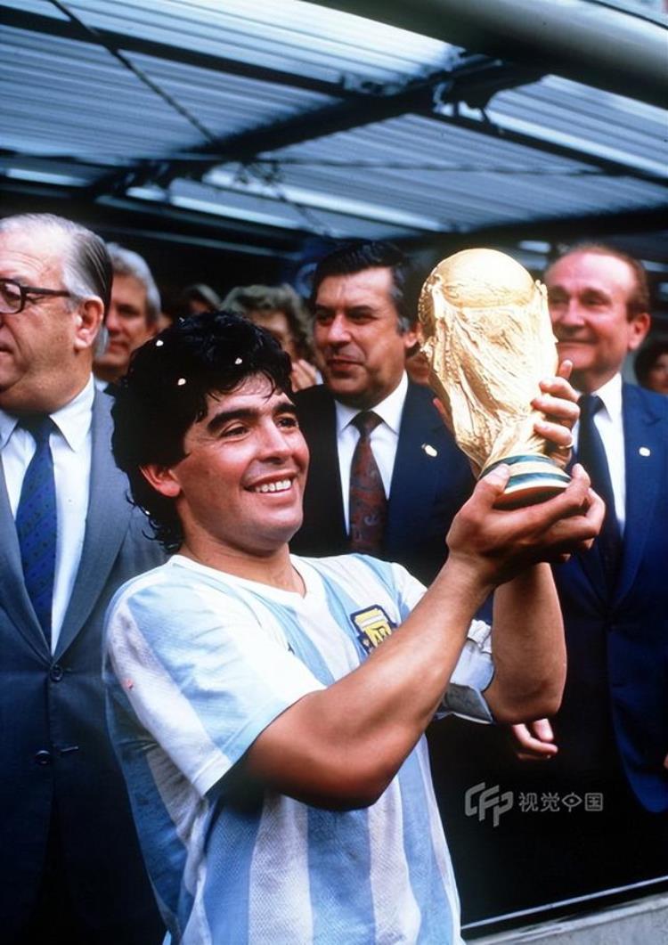 1986年世界杯谁作为队长捧起这座大力神杯「1986年世界杯神王加冕致敬最伟大的孤胆英雄」