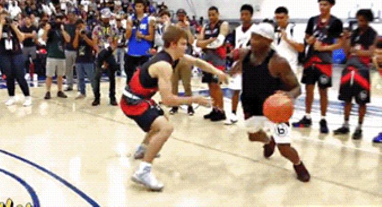 科比和街球手单挑「街球高手单挑NBA球员科比轻松碾压哈登在骨头收集者面前穿裆」