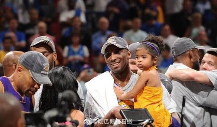 科比和女儿坠机身亡「惊天噩耗NBA传奇巨星科比坠机身亡他最爱的二女儿也同机遇难」