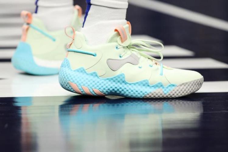 哈登6球鞋「哈登低调换上最新AdidasHardenVol6战靴NBA赛场上脚合集」