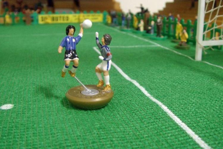英艺术家用桌上足球重现历届世界杯精彩瞬间