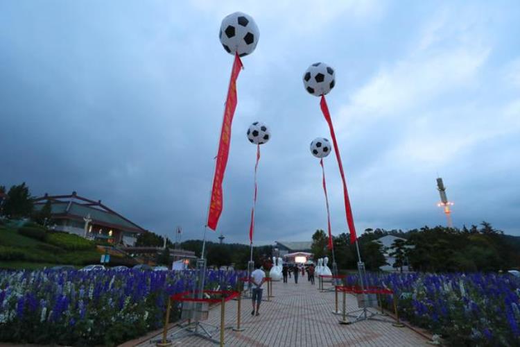 昆明免费开放足球场「昆明世博园邀您共享50平超大LED看球还可享受5人制小场足球哟」