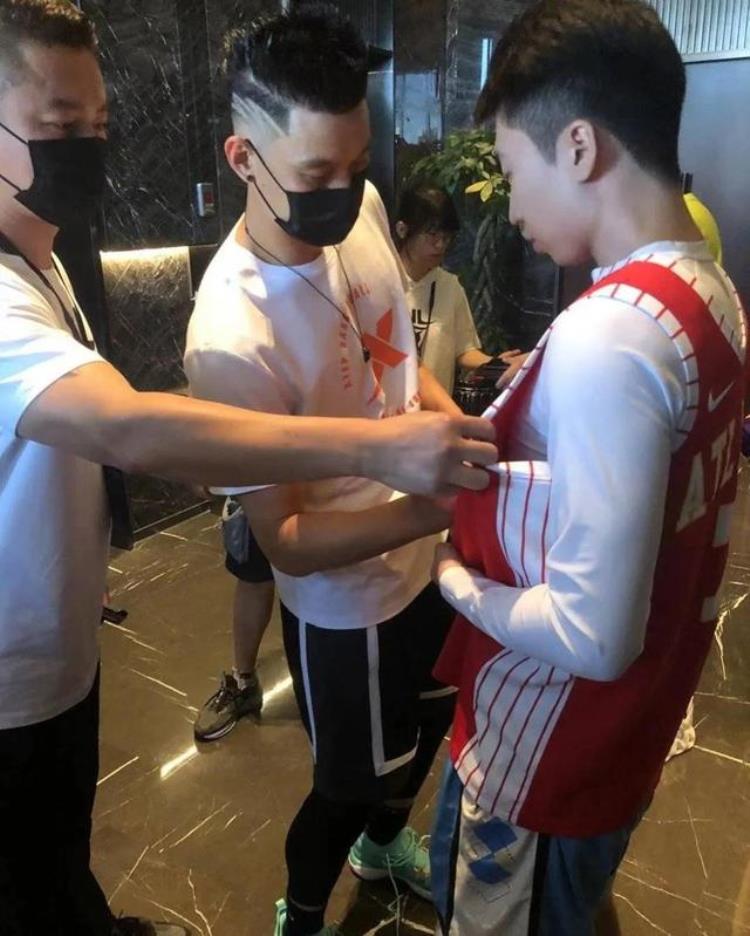 疫情之下只有一位NBA球星来中国行狂热球迷穿了七件球衣来见他