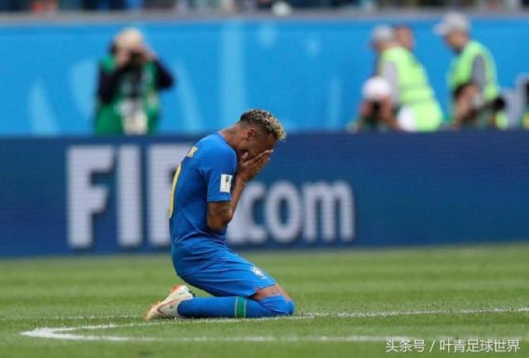 内马尔掩面哭泣「世界杯动容一幕内马尔跪地掩面大哭尽情释放压力」
