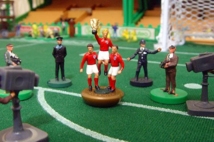 英艺术家用桌上足球重现历届世界杯精彩瞬间