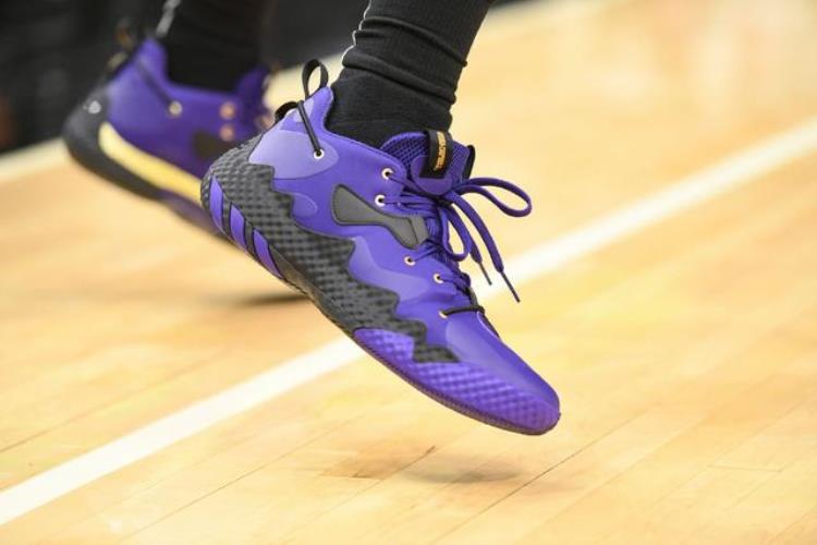 哈登6球鞋「哈登低调换上最新AdidasHardenVol6战靴NBA赛场上脚合集」