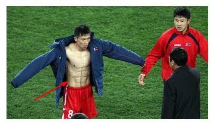 朝鲜世界杯郑大世进球「十年前的今天郑大世奏国歌落泪8块腹肌球星破门助朝鲜12巴西」