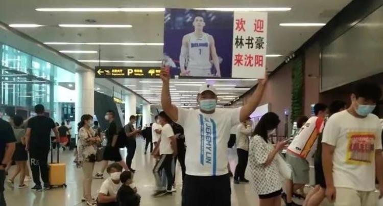 疫情之下只有一位NBA球星来中国行狂热球迷穿了七件球衣来见他