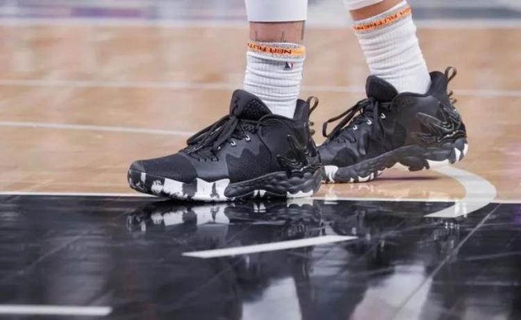 哈登穿什么牌子的篮球鞋「NBA球员上脚哈登首秀穿6代3大国产品牌球鞋都有」