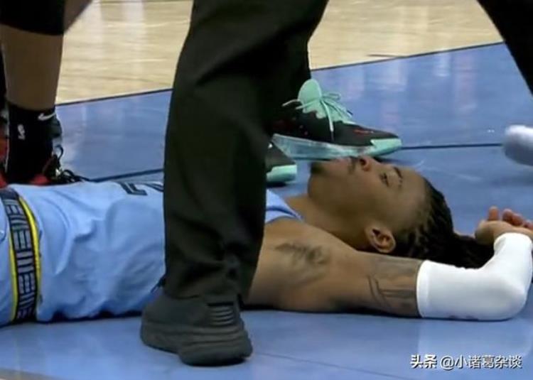 NBA第一恶汉小莫太脏了直接将莫兰特拽下来180°平躺着落地