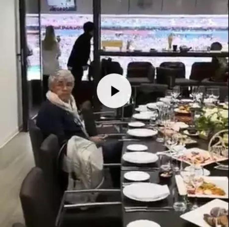 足球官员世界杯包厢大吃大喝米卢也在真相来了