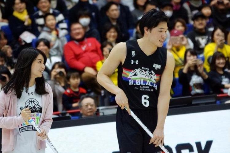 日本巨星加盟NBA总冠军或将帮勇士再拿一冠美颜娇妻比他大7岁