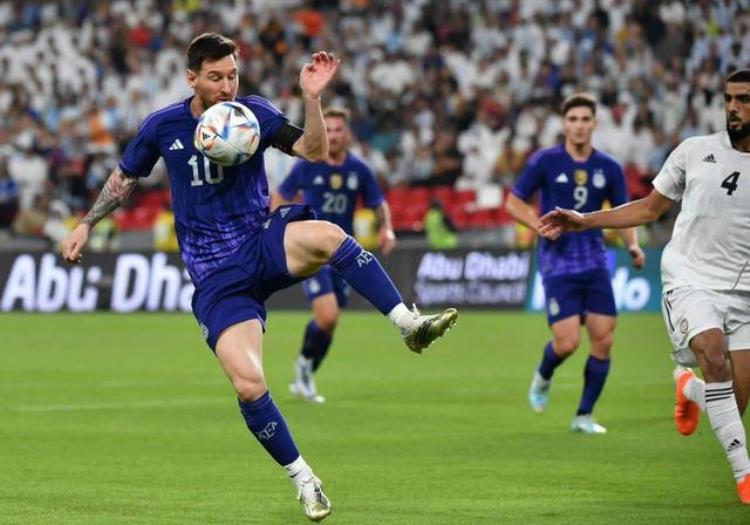 梅西金色足球鞋「梅西穿上阿迪达斯定制的世界杯球鞋金光闪闪搭配阿根廷的蓝色」