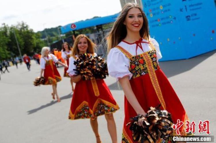 2018俄罗斯世界杯揭幕战拉拉队小姐姐现身场外