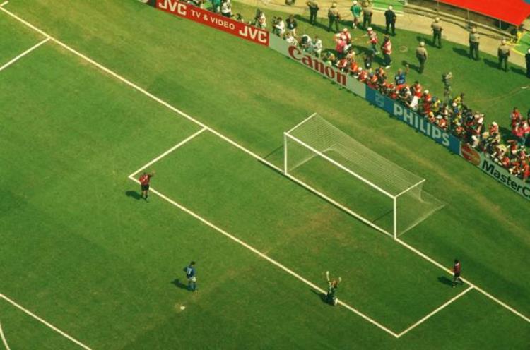 巴乔的背影感动世界「世界杯历史上的经典时刻上帝之手巴乔的背影飞翔的外星人」