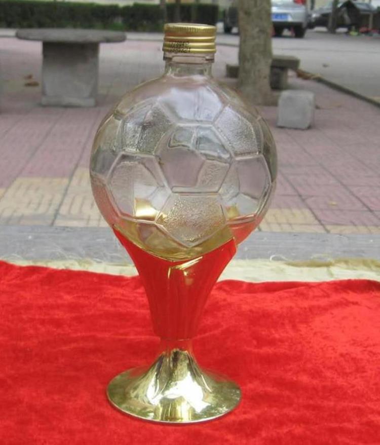 世界杯盛况「2018世界杯火热上演来看看形色各异的足球酒瓶第一组」