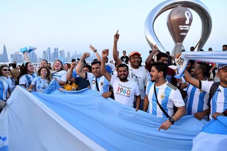 巴西球迷占领卡塔尔球王贝利已经放话拿下世界杯第6冠