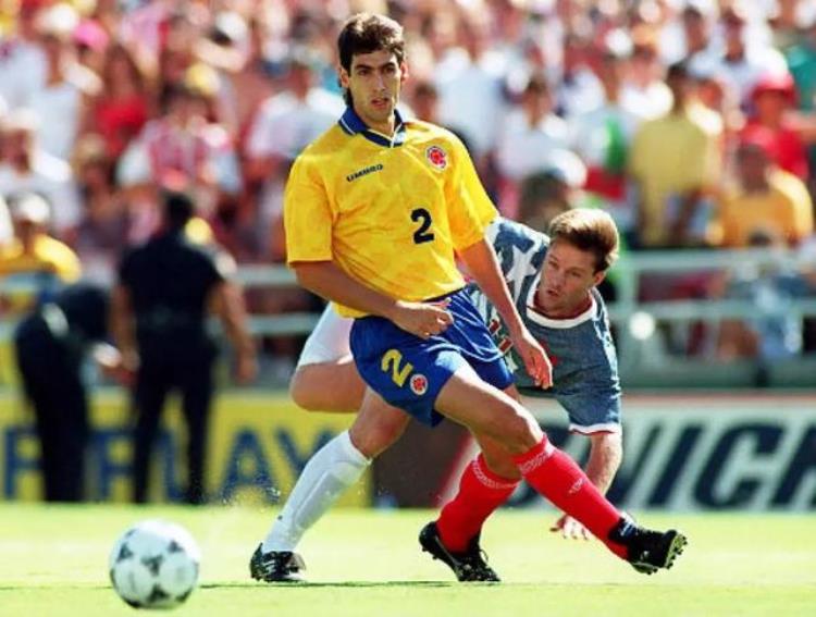 1994年世界杯哥伦比亚球员被杀死「94年世界杯哥伦比亚埃斯科巴把球踢进自家门回国后遭12枪杀害」