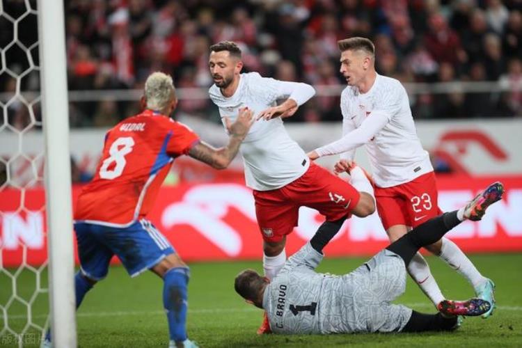 波兰足球莱万「世界杯巡礼之波兰铁骑力求小组突围莱万梅西巅峰对决引人期待」