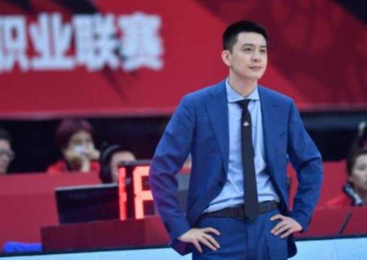 杨鸣接任辽篮主教练「辽篮不惜重金引援曝杨鸣看中一NBA后卫联手郭艾伦总冠军稳了」