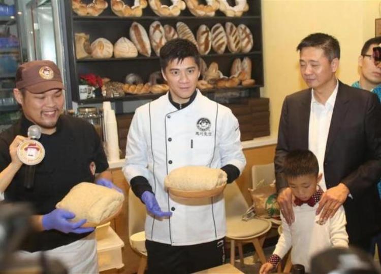 奥运冠军变身面包师傅傅海峰如果不打羽毛球最想当厨师