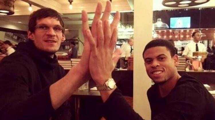 nba里谁的手最大「NBA球员谁的手最大姚明上榜一人力压字母哥居首」