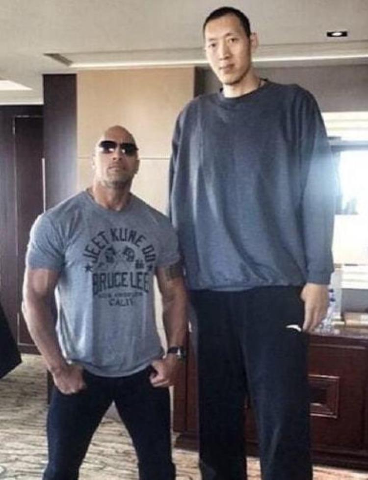 普通人身材跟NBA球星差距大吗看了强森跟球星的合影你就懂