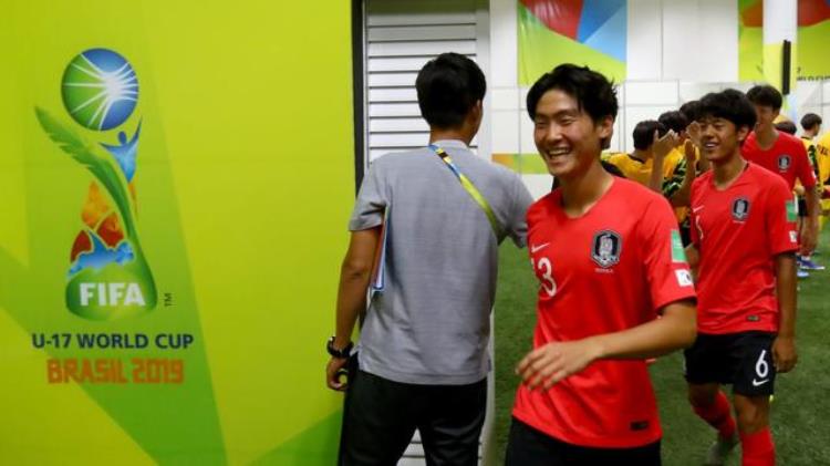 国足vs日本裁判「日本韩国晋级U17世界杯淘汰赛中国则只派去了一支裁判组」