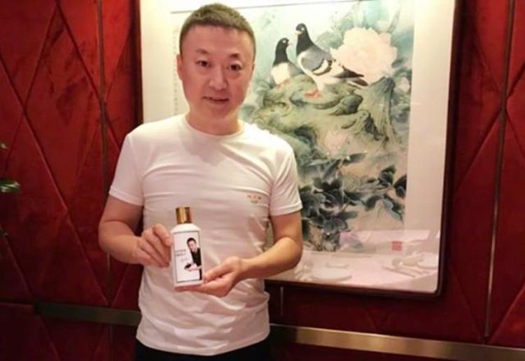 奥运冠军马琳现状「42岁奥运冠军马琳近况二婚妻子似20岁少女儿子庆生照俏皮可爱」