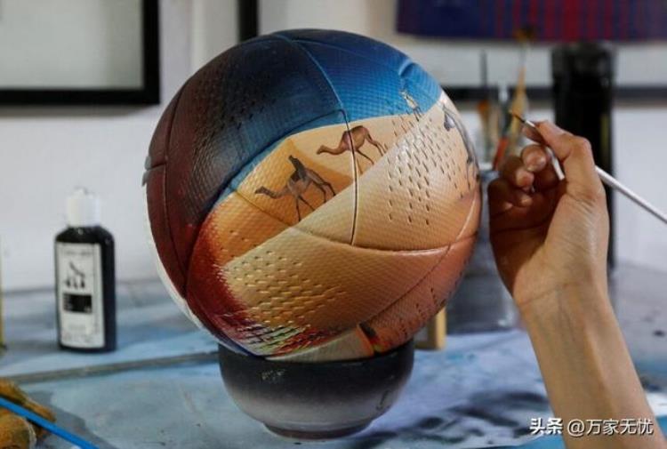 足球杯 绘画「艺术家为卡塔尔世界杯画足球」