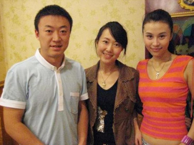 奥运冠军马琳现状「42岁奥运冠军马琳近况二婚妻子似20岁少女儿子庆生照俏皮可爱」