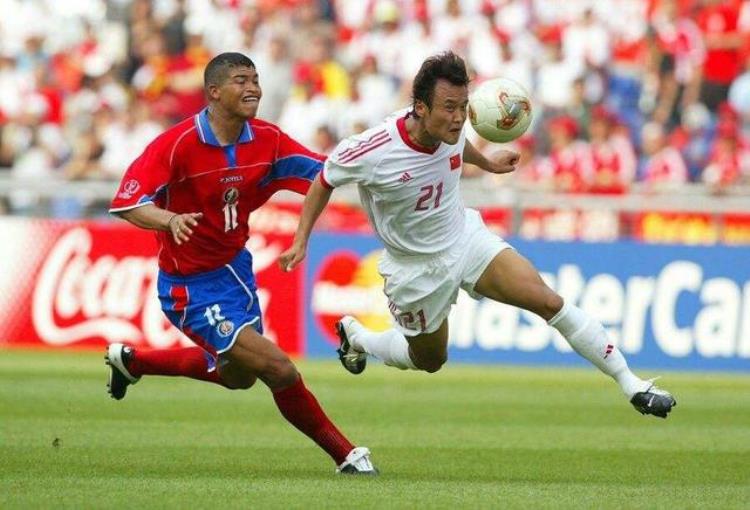 徐云龙展示2002世界杯穿过的战车战靴那届国脚的实力都很强