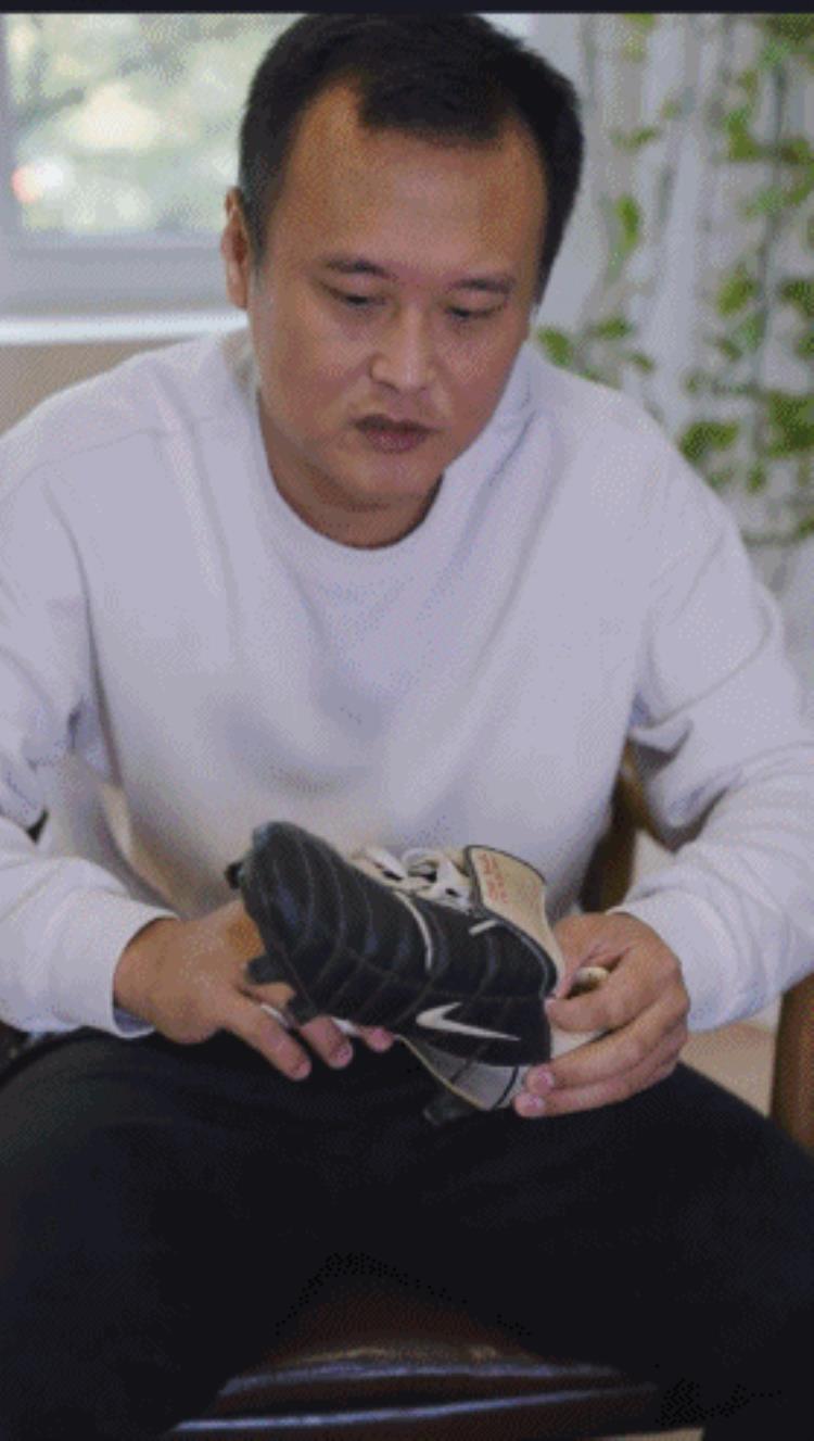 徐云龙展示2002世界杯穿过的战车战靴那届国脚的实力都很强