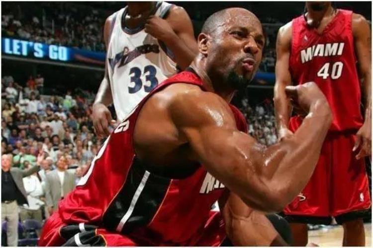 nba现役第一中锋约基奇「看NBA90年代中锋肌肉和当今中锋对比约基奇满身五花肉不敢想」