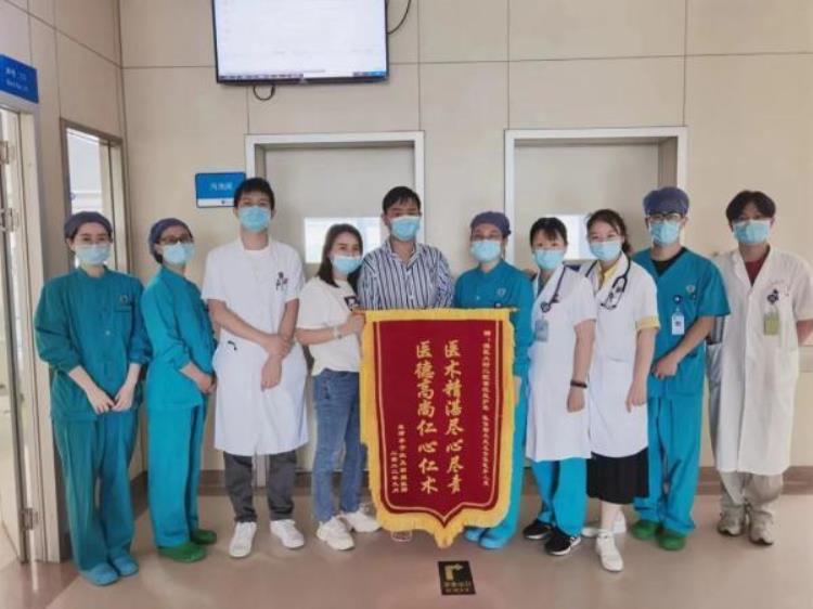 感冒进ICU「14岁少年感冒2天后住进ICU医生提醒若出现这些症状尽快就医」