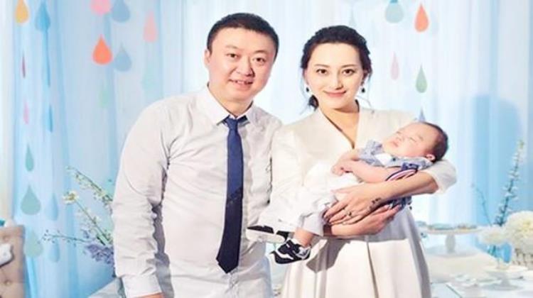 奥运冠军马琳现状「42岁奥运冠军马琳近况二婚妻子似20岁少女儿子庆生照俏皮可爱」