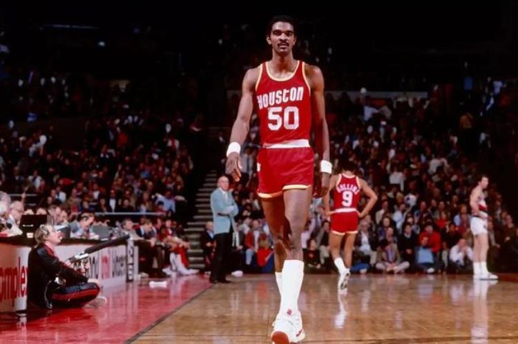 姚明的身高在巨人当中排名多少「姚明高居榜首奥尼尔未上榜盘点NBA身高220CM以上的10大长人」