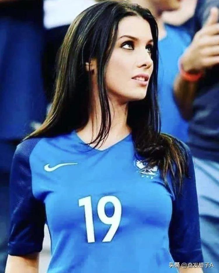 世界杯女球迷漂亮画面「世界杯很精彩赛场外的那些高颜值女球迷更是一道靓丽的风景线」