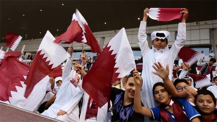 国足直接晋级卡塔尔世界杯是真的吗?「比02韩国更无耻曝卡塔尔揭幕战踢假球球迷呼吁换国足踢世界杯」