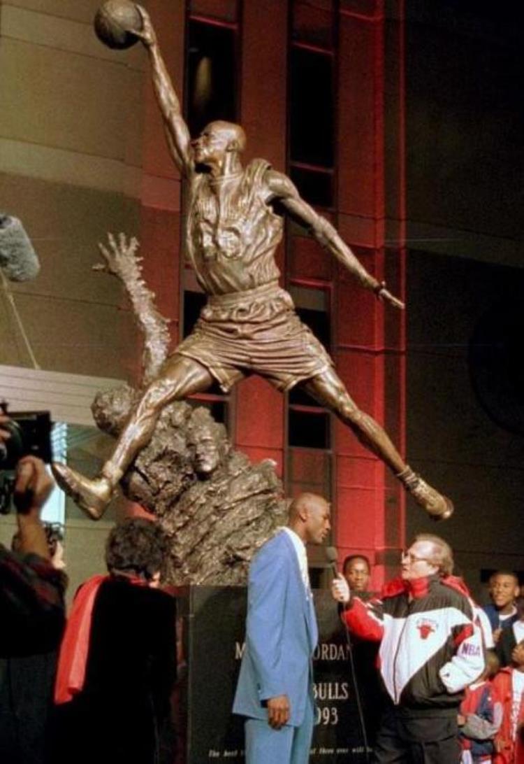 NBA球星雕像都啥样乔丹最出名奥尼尔霸气唯独他的像手办