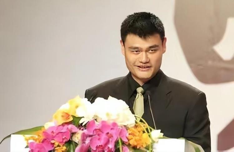 姚明被选为状元「姚明当选NBA状元20周年曾经我们也拥有过自己的超级巨星啊」