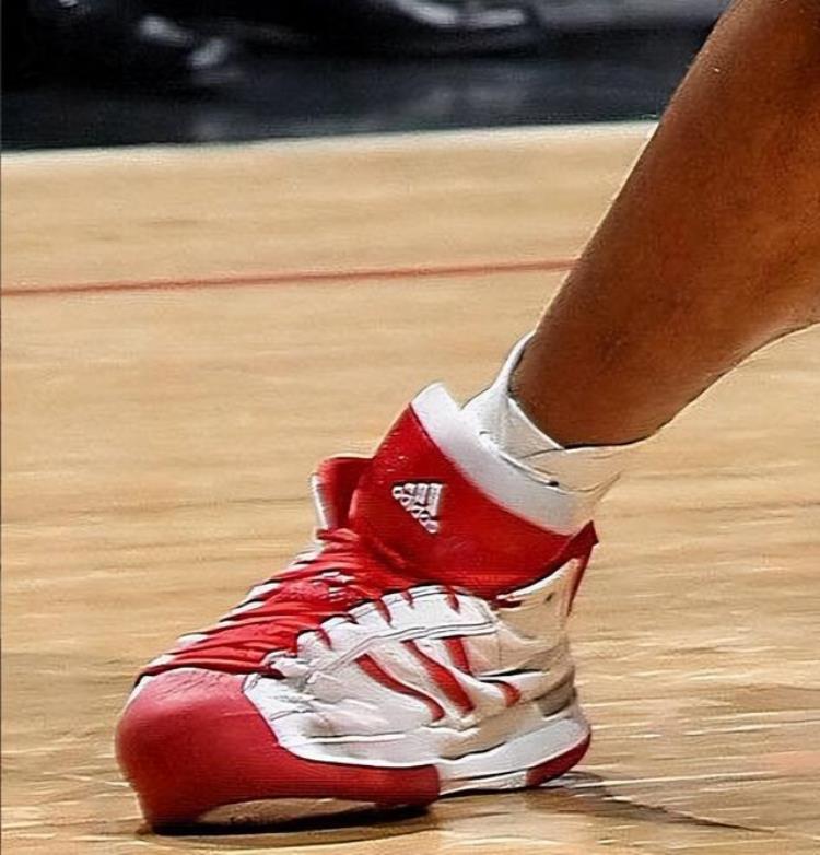 nba篮球鞋哪几双值得买「NBA球员鞋子只穿一次NBA不用自己买球鞋哪款篮球鞋性价比高」