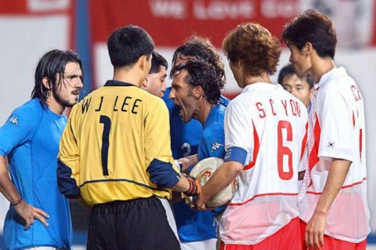 2002足球世界杯韩国黑哨「2002亚洲足球之耻韩国靠黑哨淘汰两大世界冠军你敢进我就敢吹」