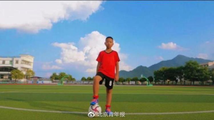 贵州山城12岁少年将担任世界杯护旗手父亲羡慕儿子第一次出远门就上世界杯赛场