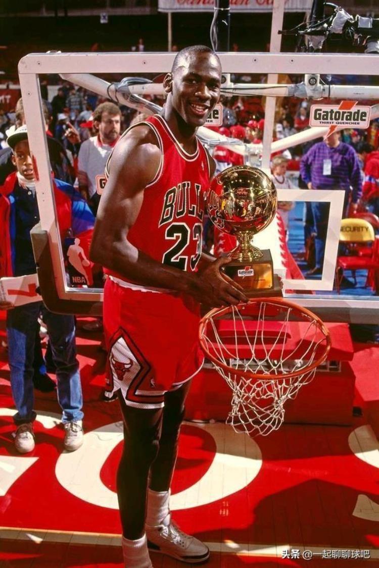 迈克尔乔丹的职业生涯「篮球之神迈克尔乔丹NBA篮球生涯」