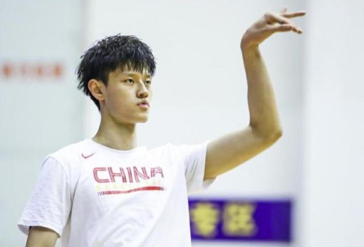 曾凡博入选中国男篮「中国男篮的希望之星天才少年曾凡博最有希望进NBA的球员」