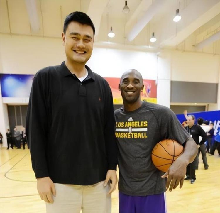 比姚明高的人还有谁「众所周知NBA球星又高又壮但是在姚明面前他们都是弟弟」