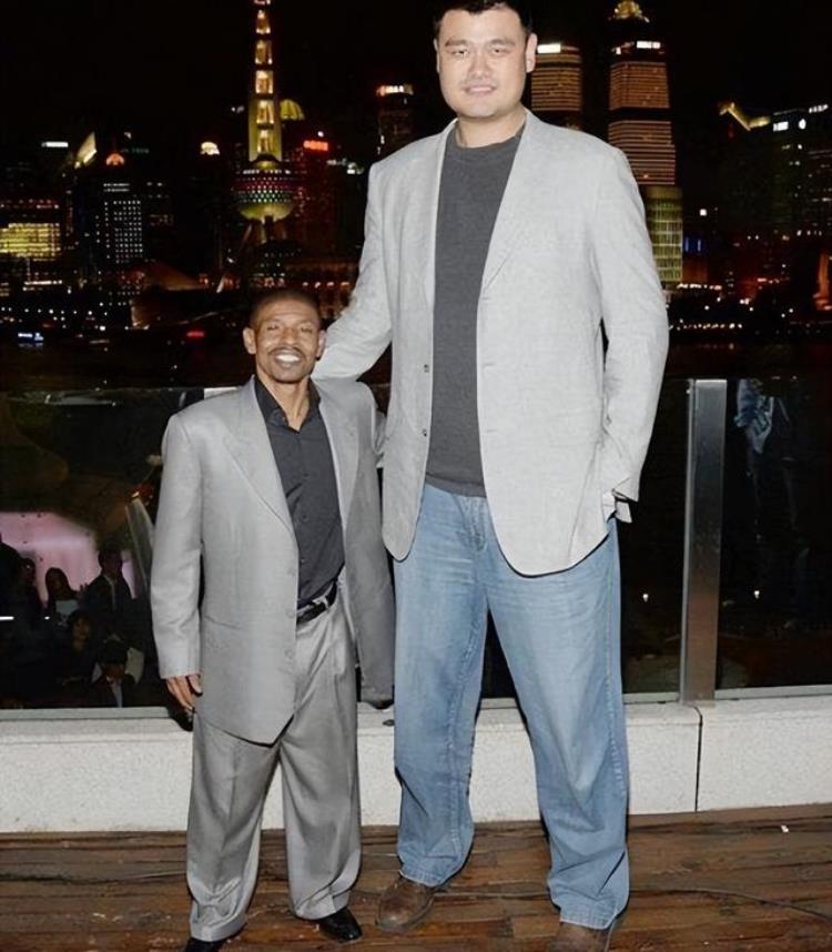 众所周知NBA球星又高又壮但是在姚明面前他们都是弟弟